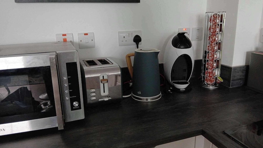 2 Bed-sleeps 5- Street Parking-3 Min to Beach