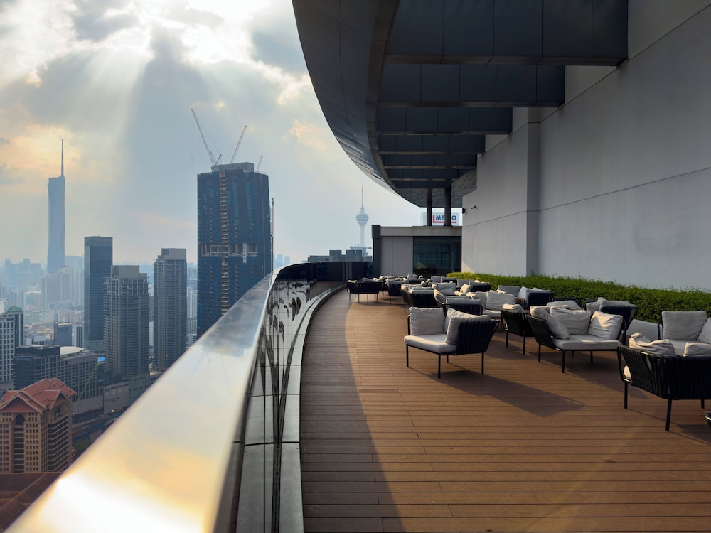 Moonway Luxury Suites At Eaton Residence