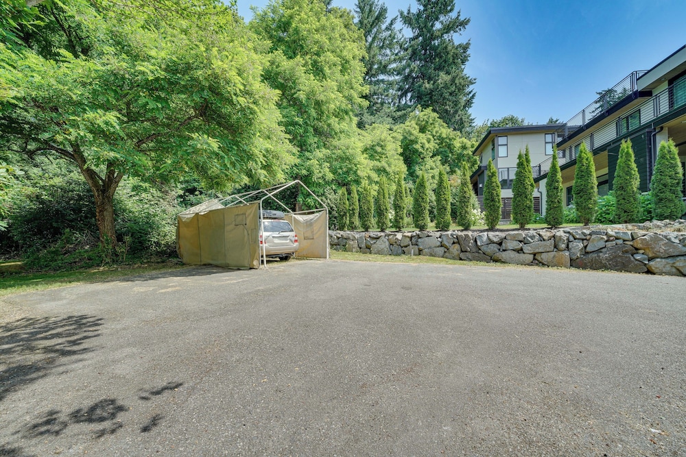 1/2 Mi to Yarrow Bay: Family Home in Kirkland