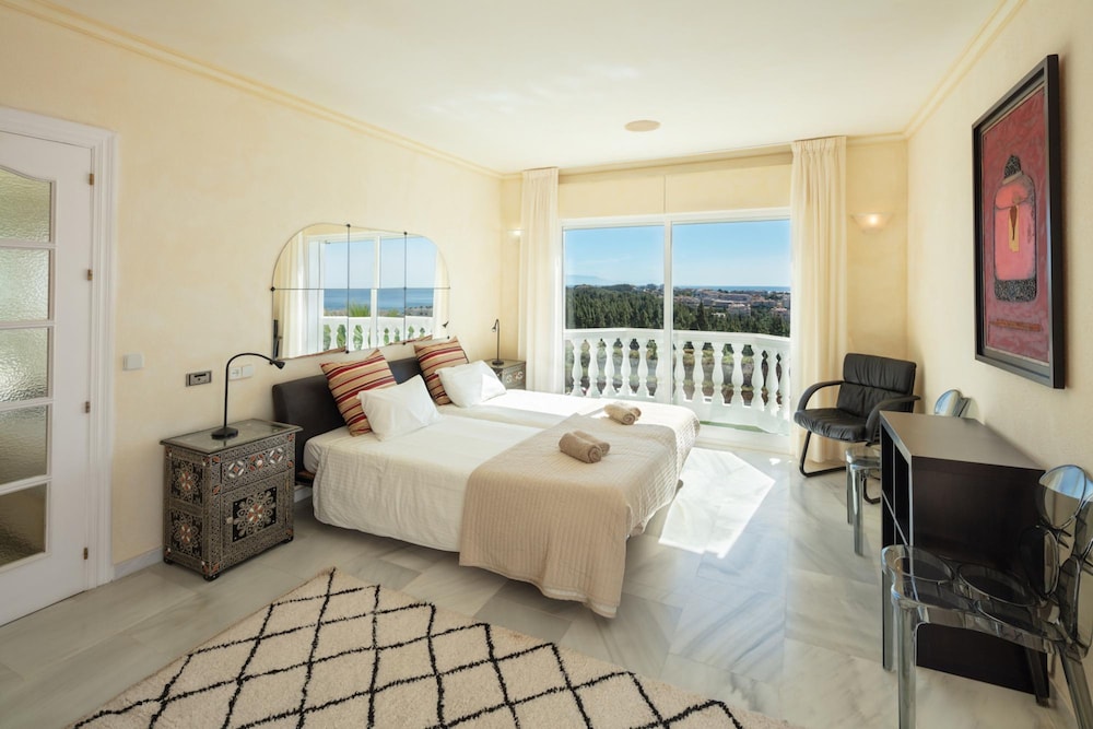 Large Luxury Family Villa 500m From Beach