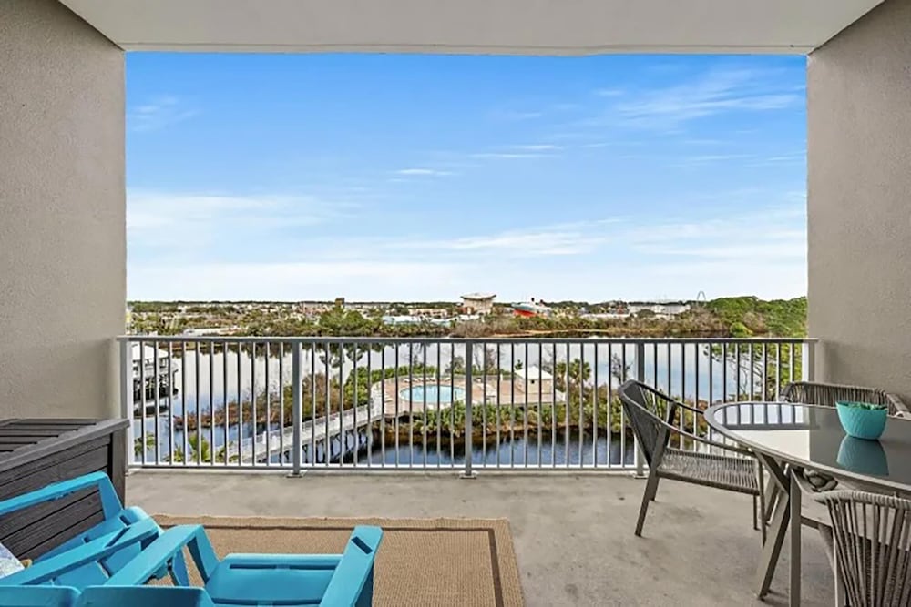 Laketown Wharf 402