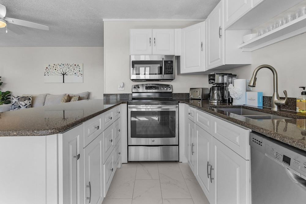 21591/3 Waterfront Duplex With Pool And Spa - Manor 4 Bedroom Home