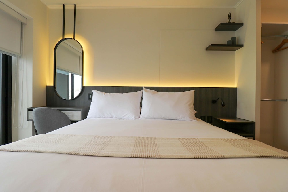 w Elegant 2BR w Balcony Near Larcomar