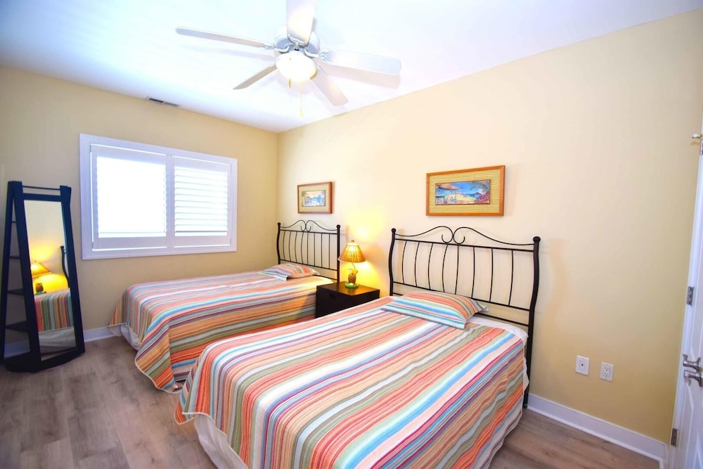 Mariner's Watch 404 4 Bedroom Condo by RedAwning view 5