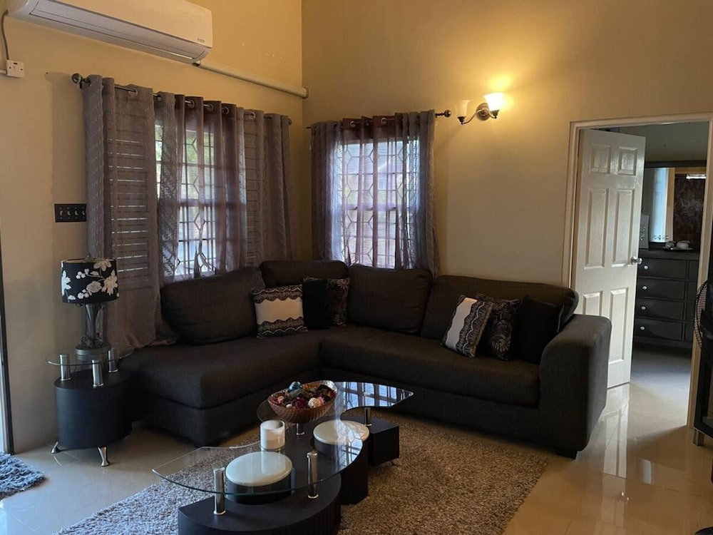3 King Beds Drax Hall Pool Gym Gated Full Air Con