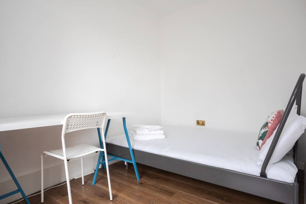 Spacious 4 Bedroom Apartment in Bethnal Green