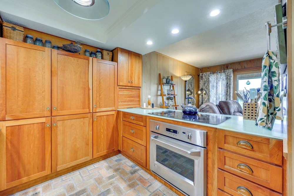 River-view Condo w/ Boat Slip in Welaka!