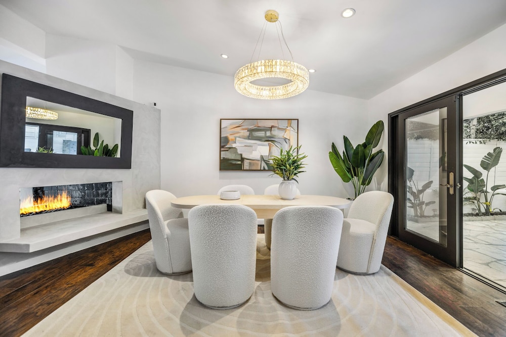 Shirley Lane- Elegant Mid-century Oasis With Pool & Canyon Views