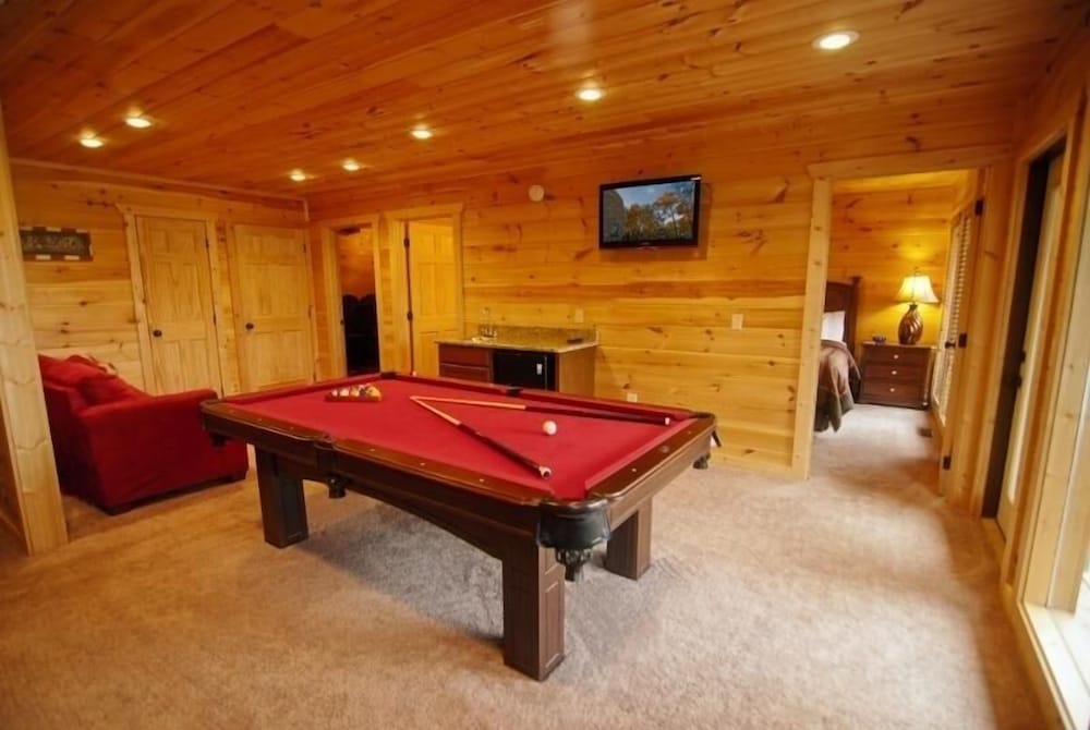 Sleepy Shamrock - 2 Bedrooms, 2 Baths, Sleeps 6 Home by RedAwning