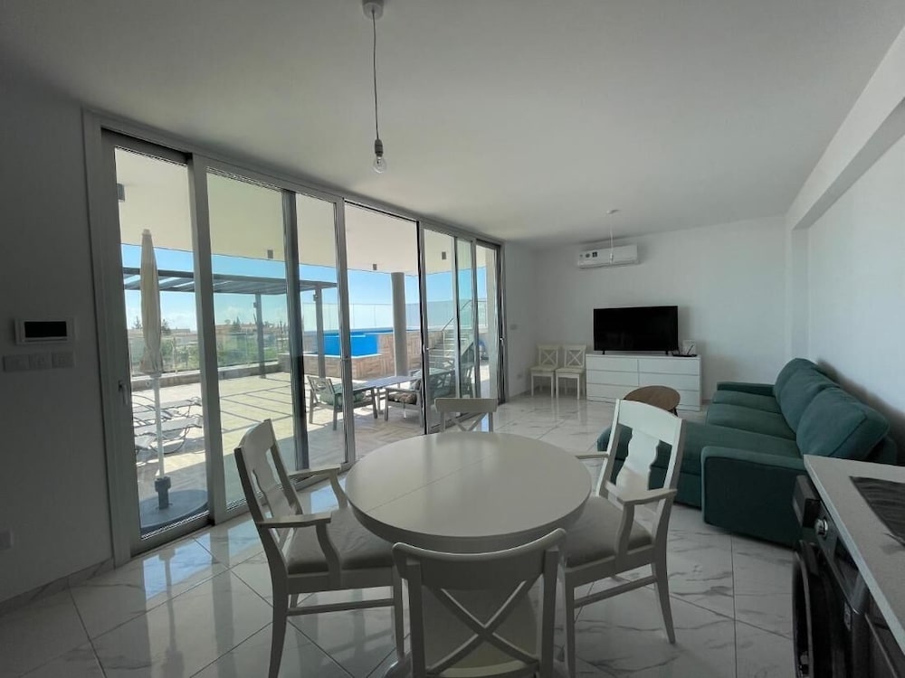 Happy Penthouse Limassol view 4