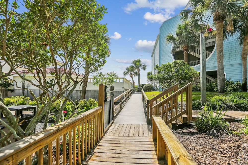 Chic Resort-style Condo, Beachfront & Pool View