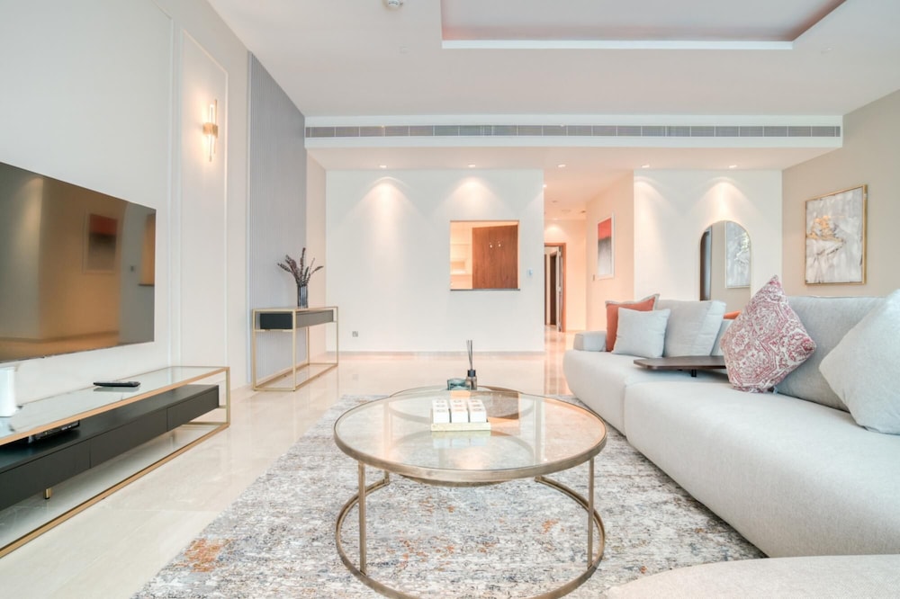 Modish Palm 3BR w Private Balcony Beach Access