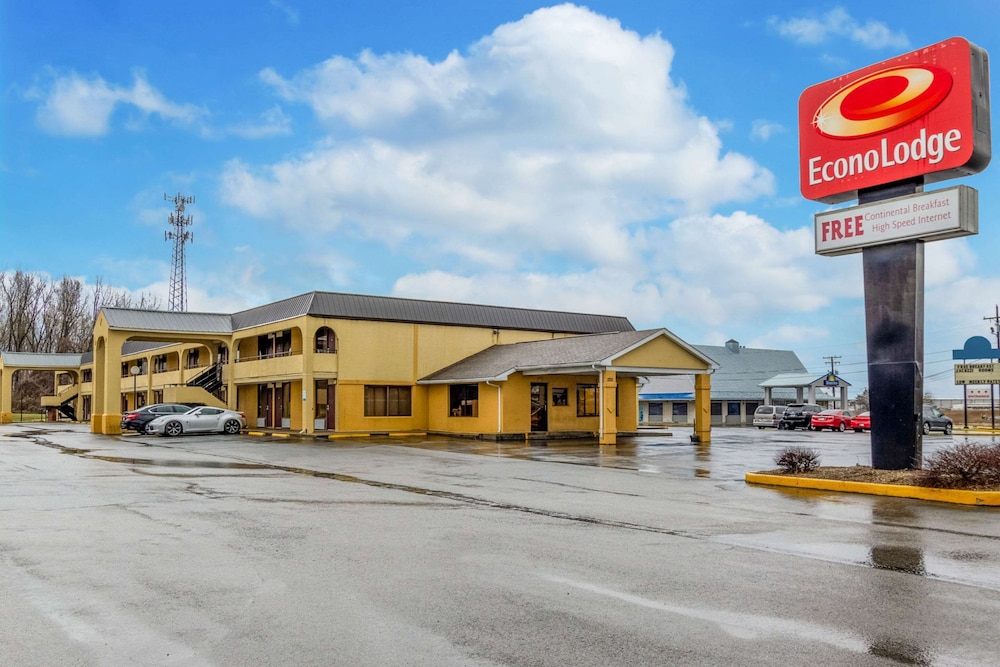 Seymour Vacations - Econo Lodge Seymour - Property Image 1