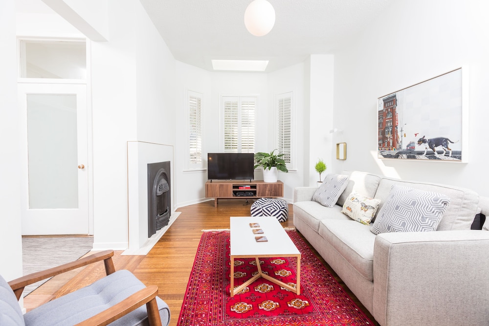 Applewood Suites - Queen West - Image 2