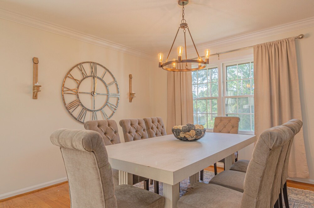 Relaxing 3BR Getaway with Pool and games