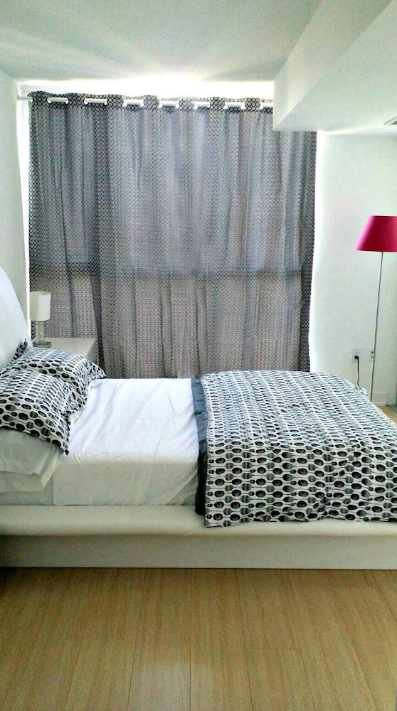 Pelican in Entertainment District - Image 5