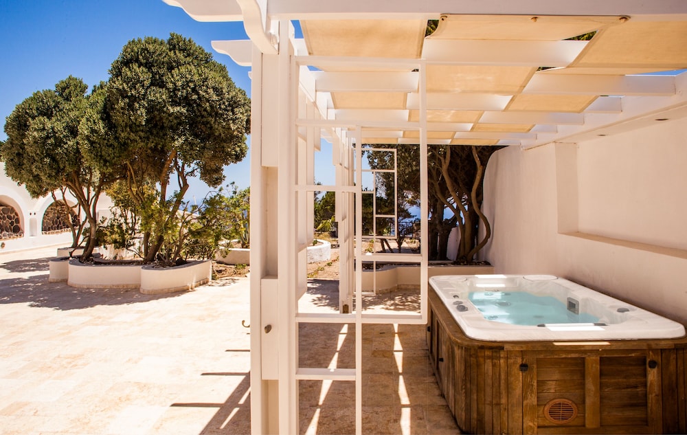 Grand Villa Santorini view 3