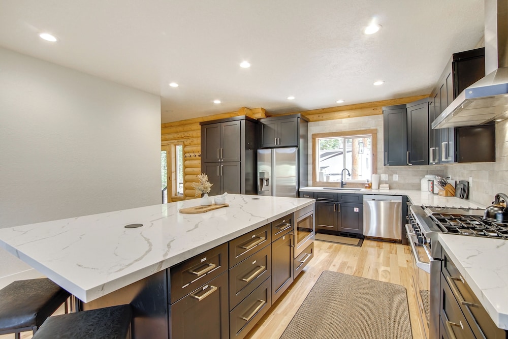 Hot Tub, Game Room! 3-story Brian Head Home