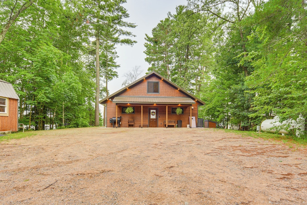 Boat Dock, BBQ & Fireside Fun: Clam Lake Cabin