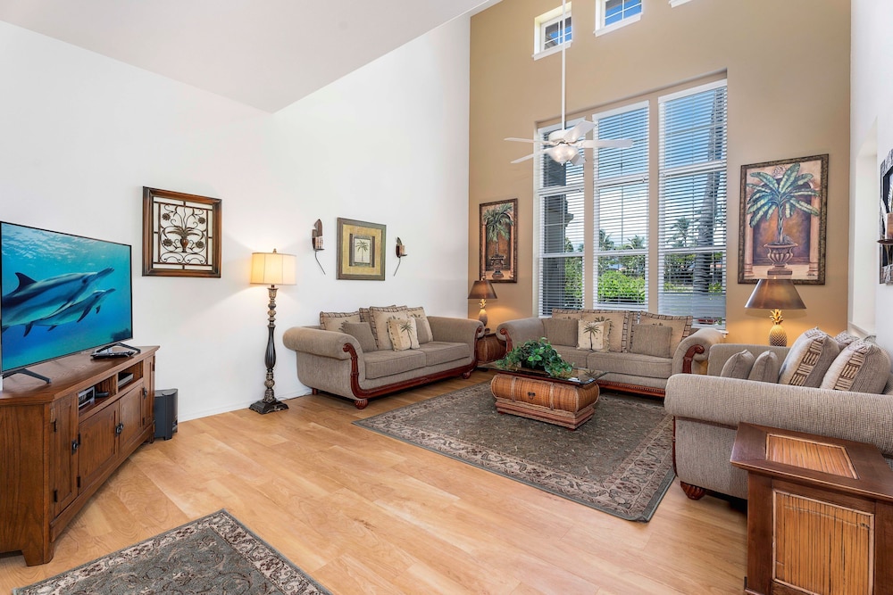 Spacious Corner Unit - Central AC - Vrkcv