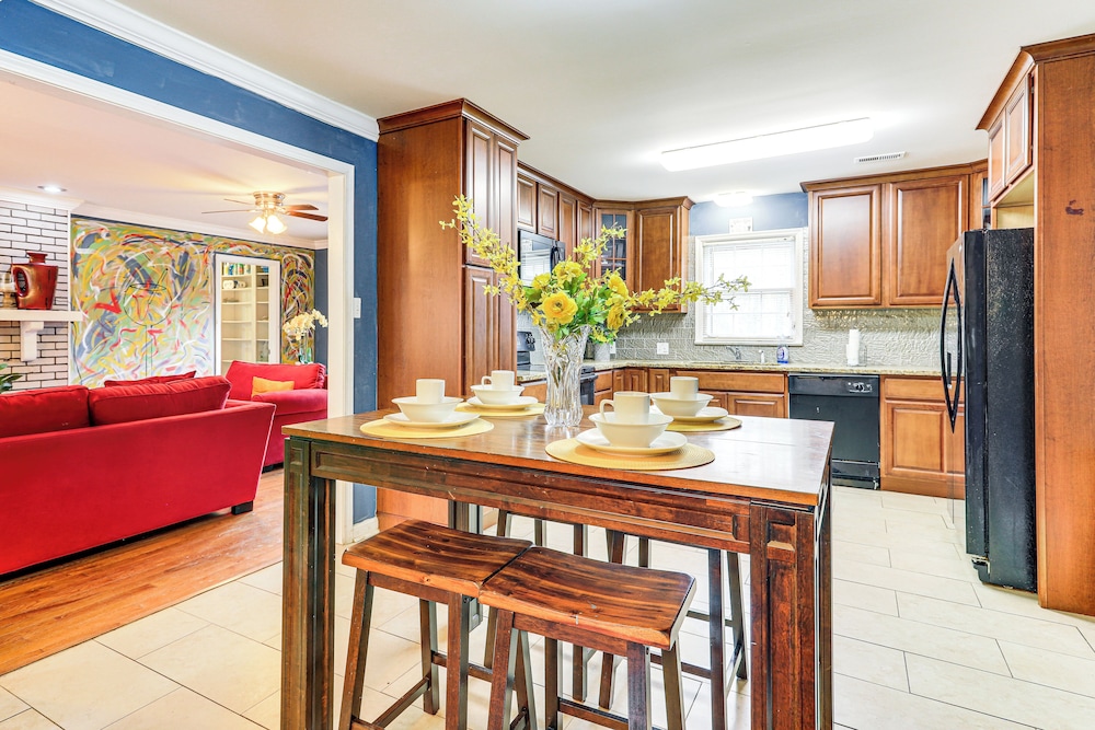 Entertainment-ready Yard: Spacious Riverdale Home