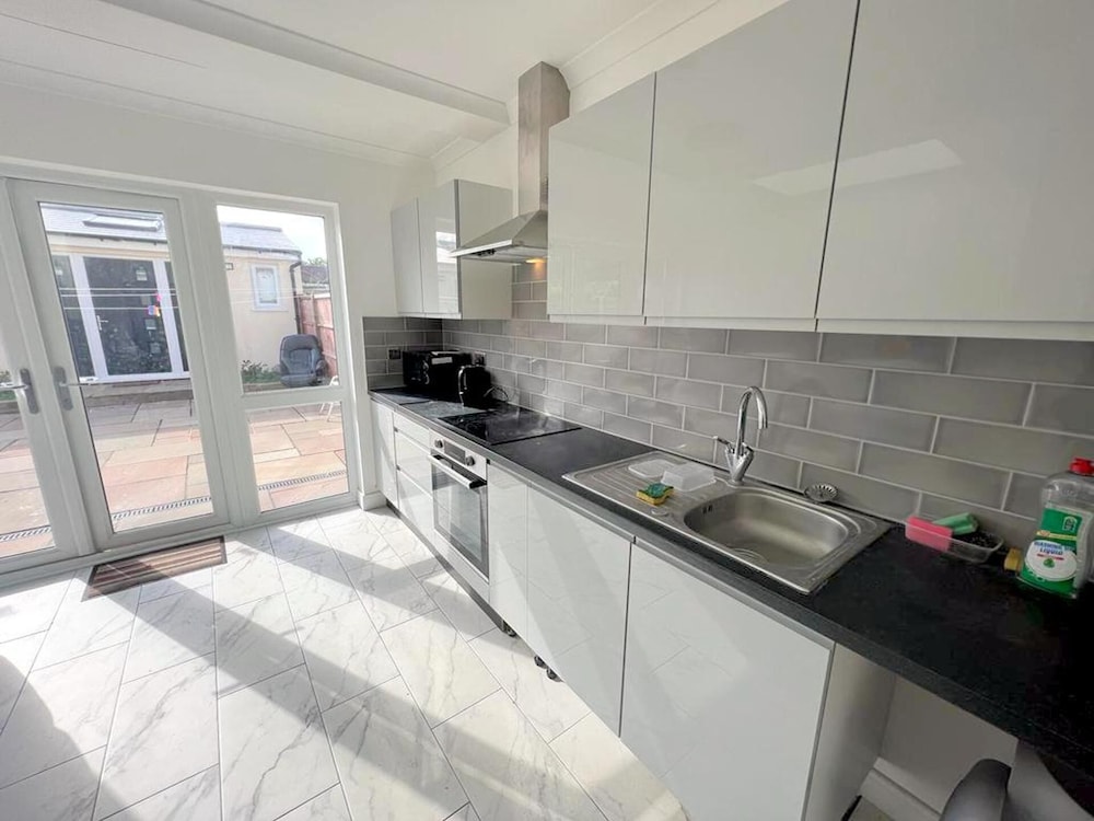 Croydon Vacations - Large Triple Studio Flat - Croydon - Property Image 4