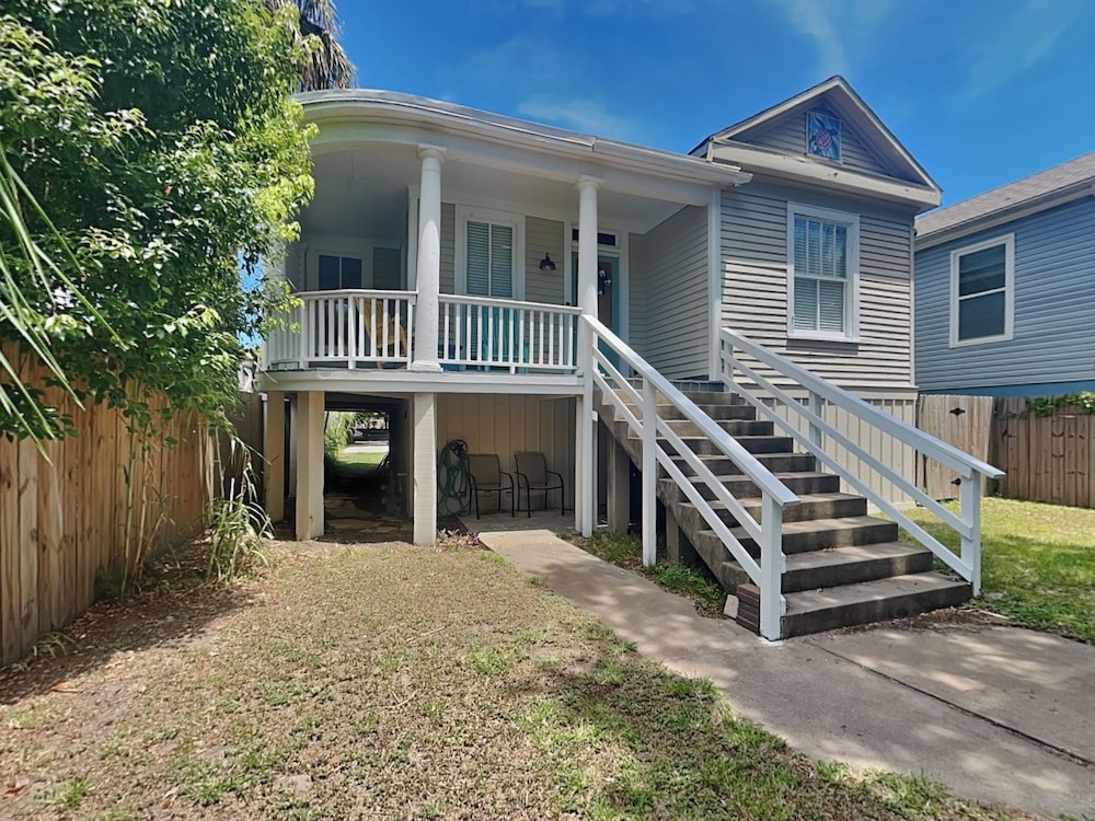 Sealy Street Duo by Ryson Vacation Rentals
