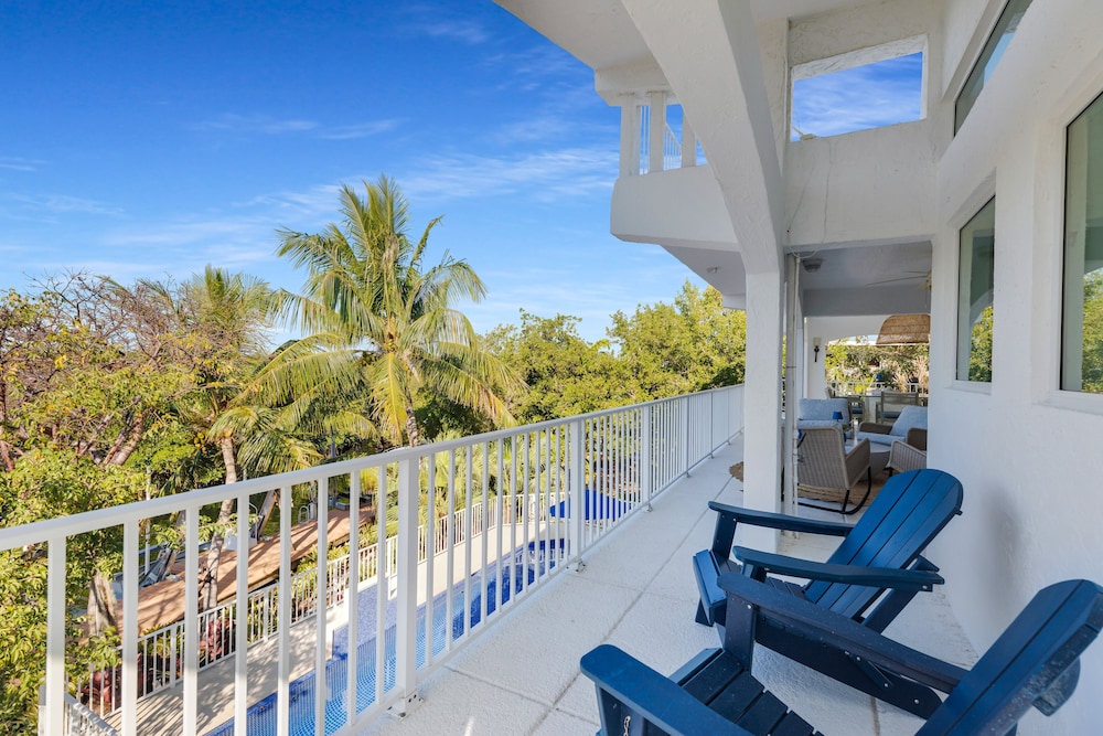 New Listing! Reel Joy Waterfront Luxe With Pool And Private Dock 4 Bedroom Home