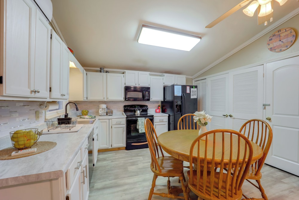 Mtn Home w/ Deck & Community Amenities in Newland