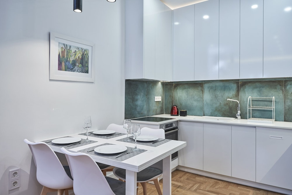 Elite Living 2bd Apt next to Hilton-Ilisia Park