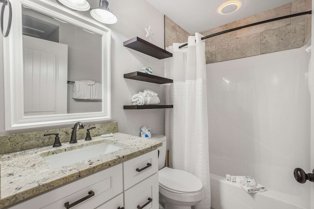 Lagoon Landing 202- Beautifully Decorated Condo With Balcony Pool Steps to Beach Lagoon
