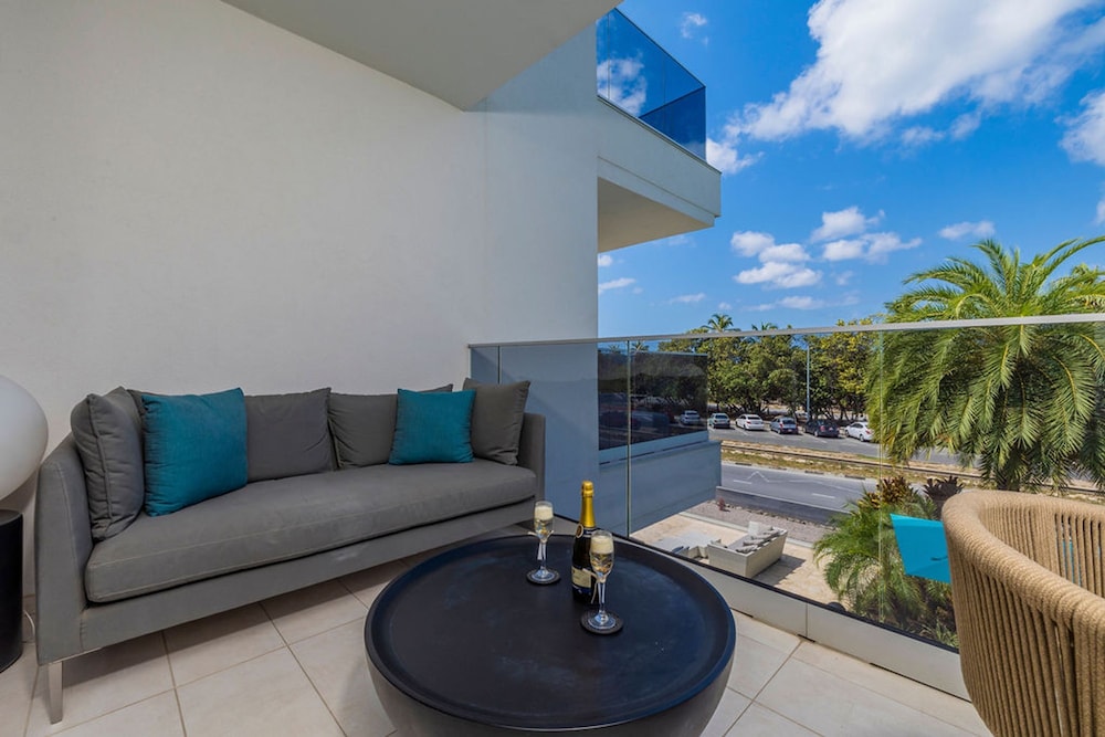 Beachfront Luxury NEW 3br2 5BA Condo Eagle Beach