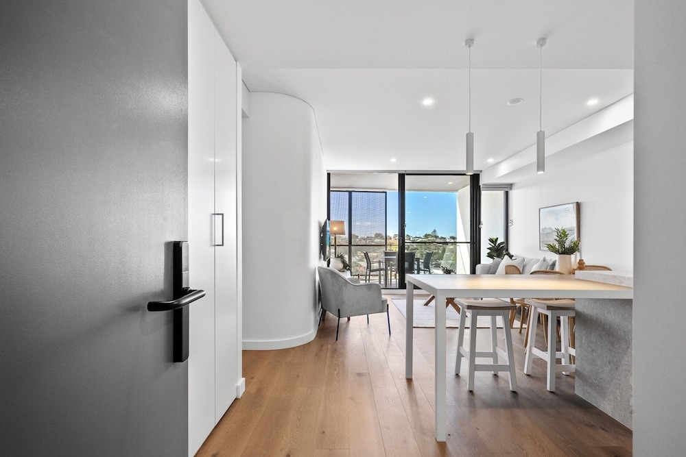 Stylish 2-bed Unit With Views & Rooftop Access