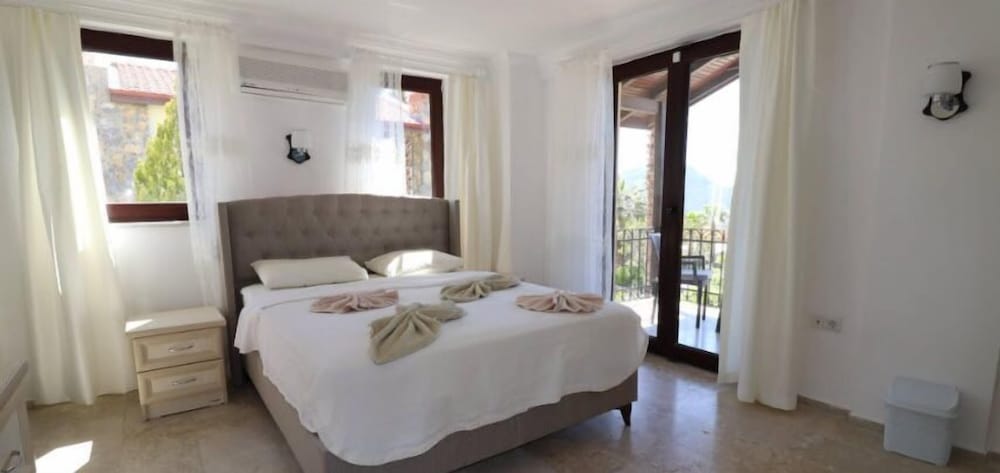 Villa XT12 by JoyLettings view 4