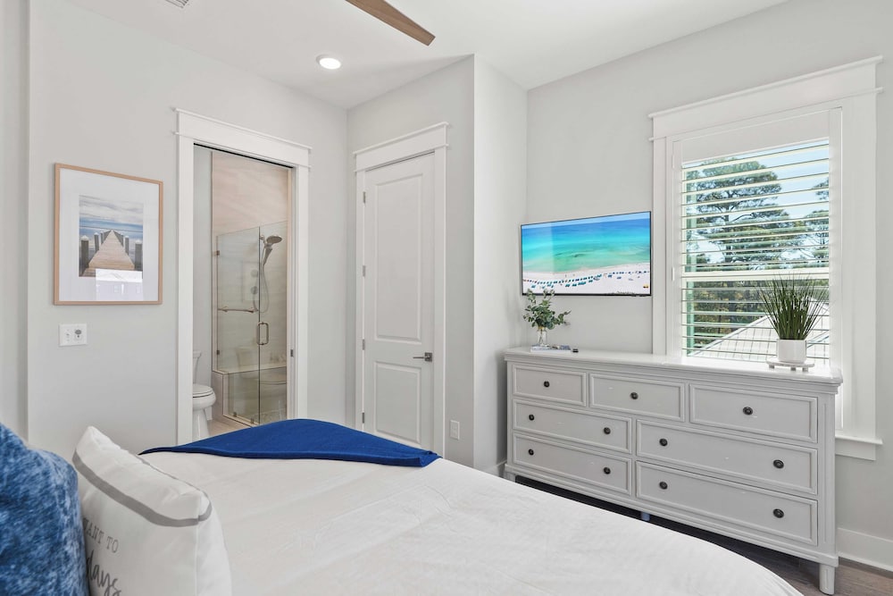 Gulf-view Retreat w/ Rooftop Deck + Private Pool Villa Anesi by Avantstay
