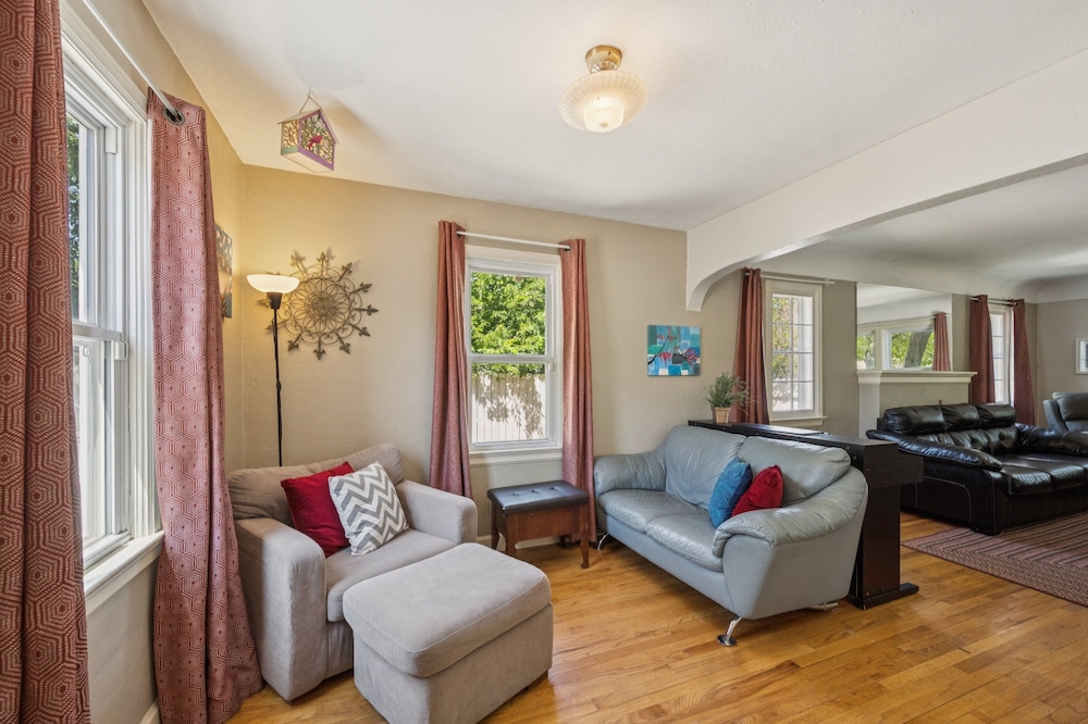 Charming Home Near Unc & Dt Greeley 5 Bedroom Home