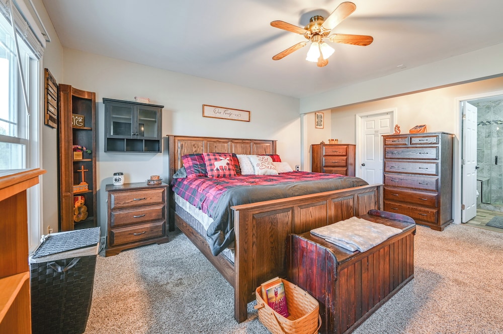 Large Family Home: 5 Mi to Dtwn Hagerstown!