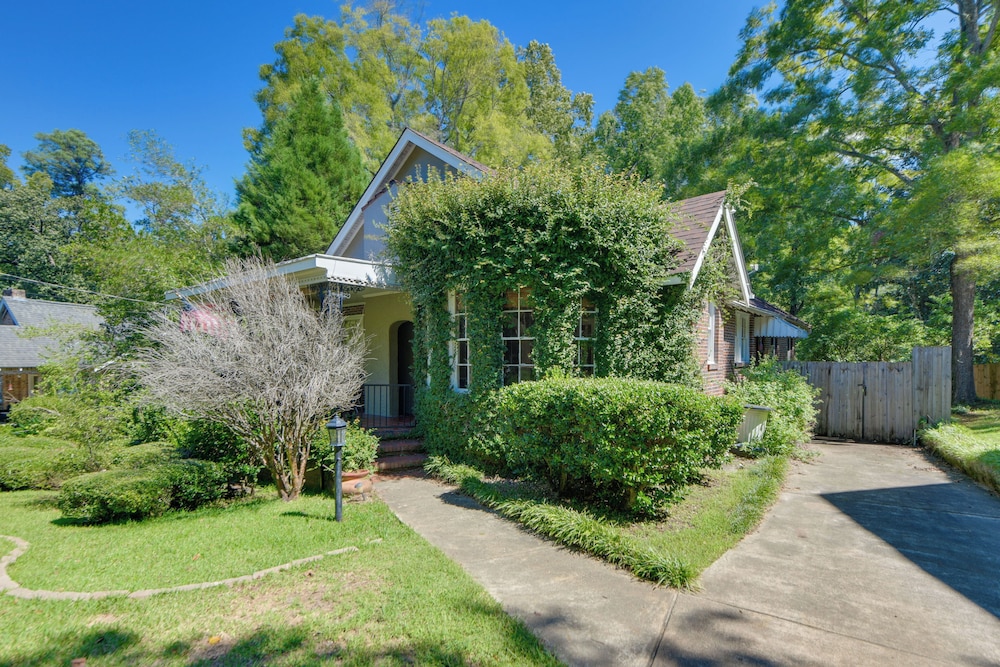 Fire Pit, Large Yard: Midtown Columbus Bungalow! view 2