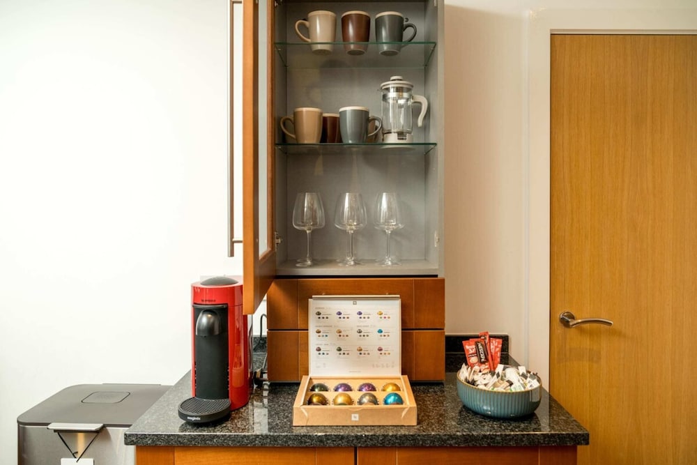 Stunning 3BD Flat, Parking, Sleeps Six, Near Park