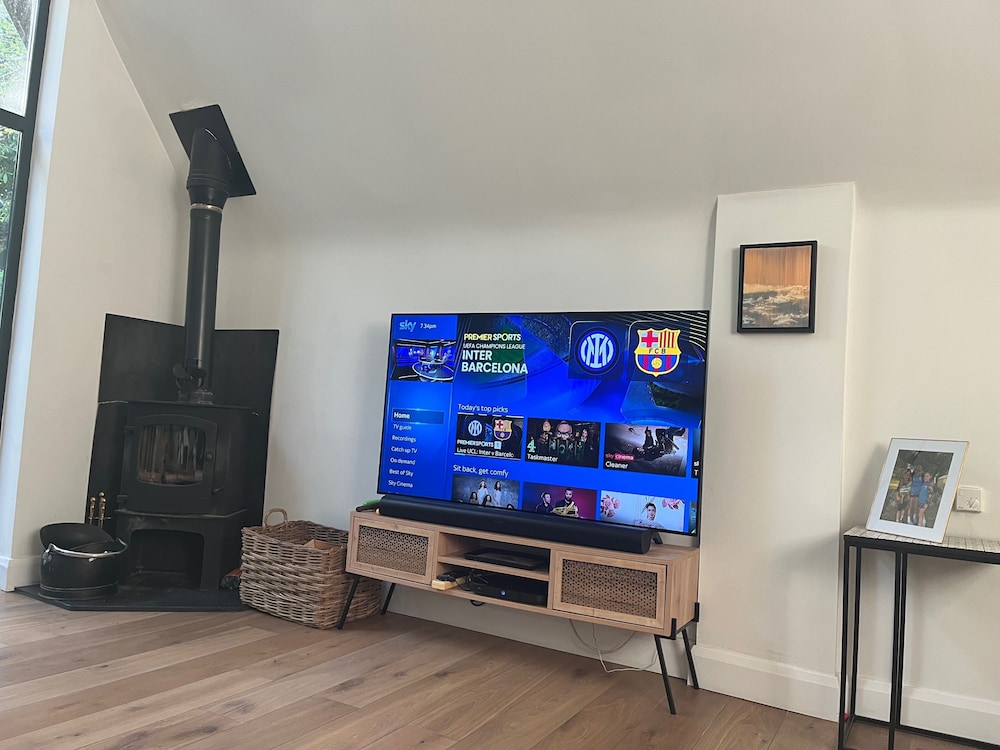 Spacious 5-bed House - Garden, Parking & Bbq