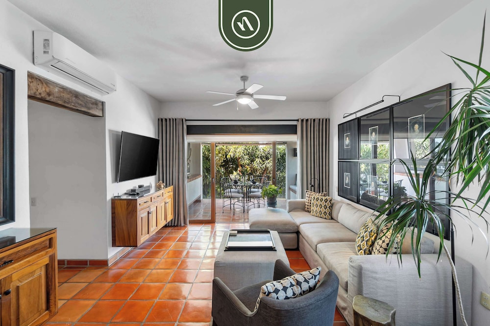 Stylish 2 BR Condo in Romantic Zone - Rooftop Pool