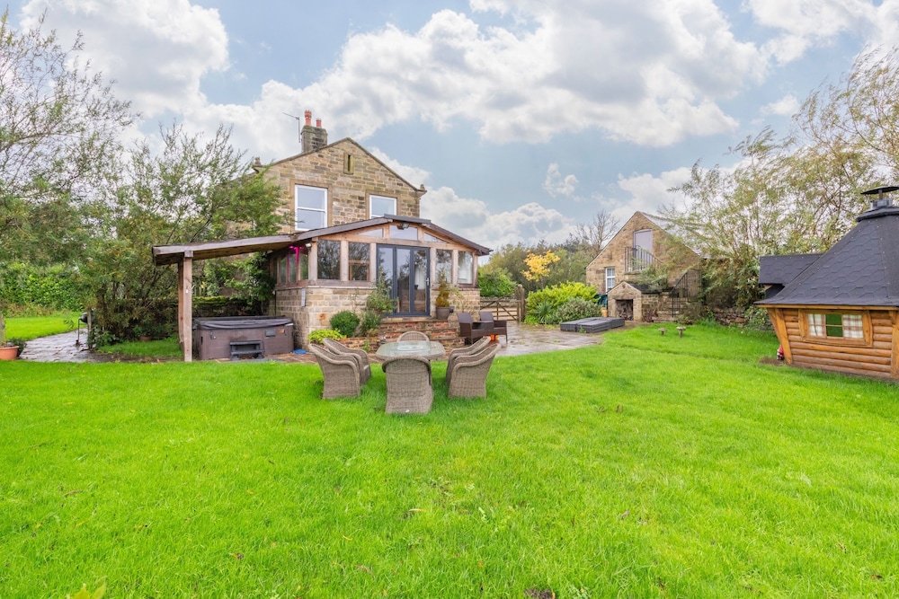 Country Farmhouse, Sleeps 13 & New 8seater Hot Tub