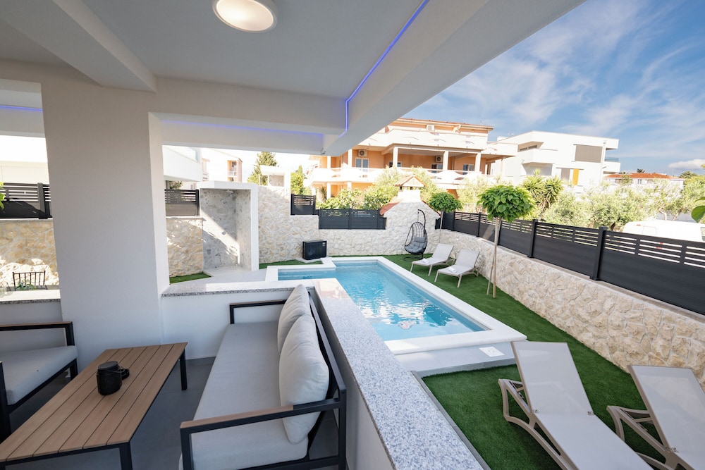 Nova Luxury Residence apartment with private heated pool