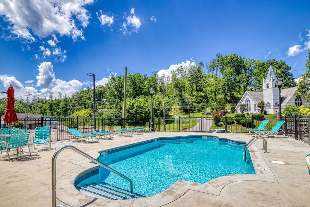 Gatehouse 203 - Great Condos Just Outside Downtown Gatlinburg! 2 Bedroom Condo by RedAwning view 2