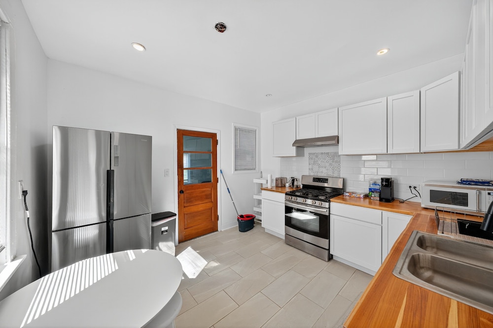 Chicago Getaway With Pool Table & Modern Comfort 3 Bedroom Home