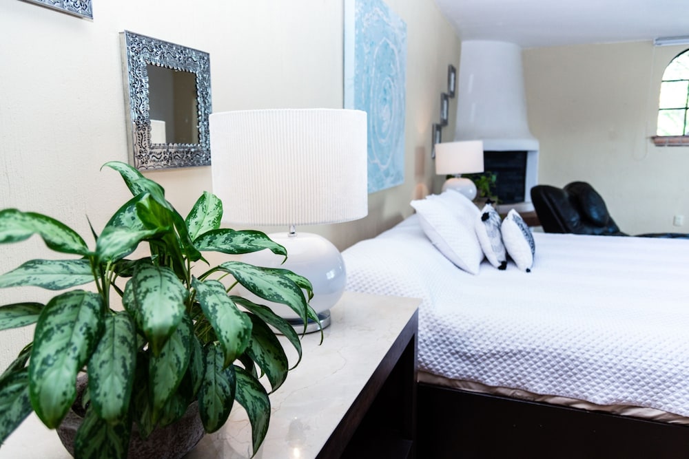 Anana Rancho San Rafael Pool and Lake Views
