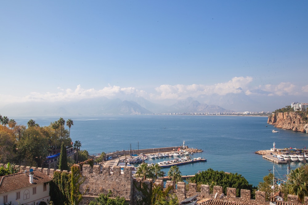 Aheste_simple Sea View Flat in Lovely Old Town