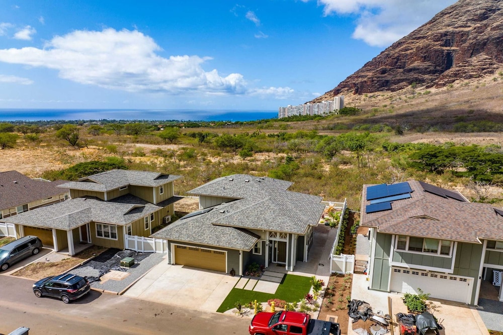 Sleeps 16, 2 Homes Ocean Views, Shared Pool + Gym, Near the Beach Avantstay