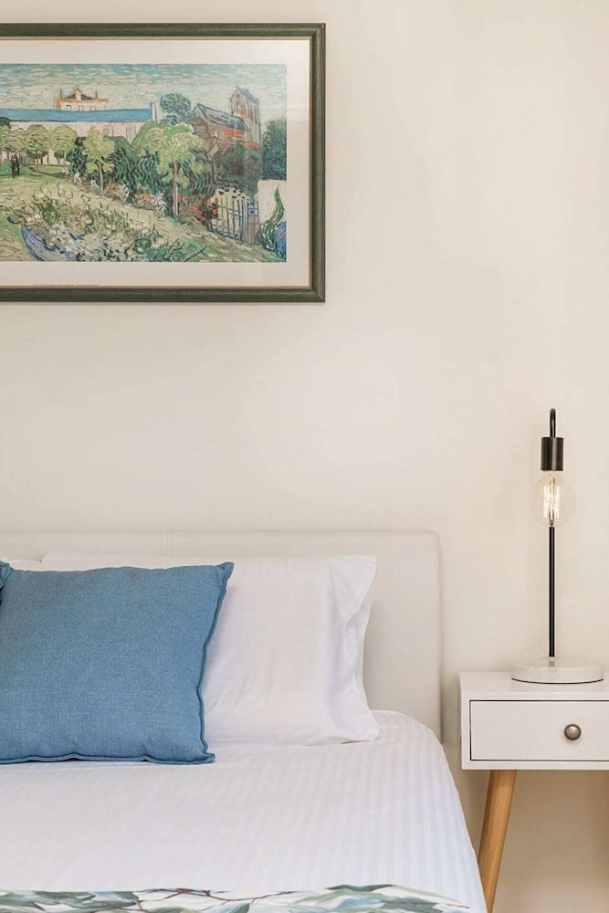 Prime Location 1 Bedroom Apartment Near MCG With Parking