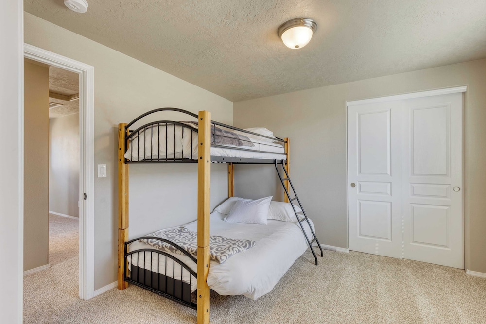 Old Mill Getaway by Avantstay Private Backyard w/ Hot Tub